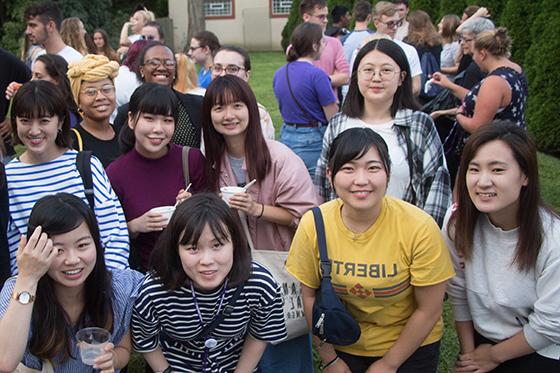 Photo of a group of international students eating ice cream on 波胆网站's campus